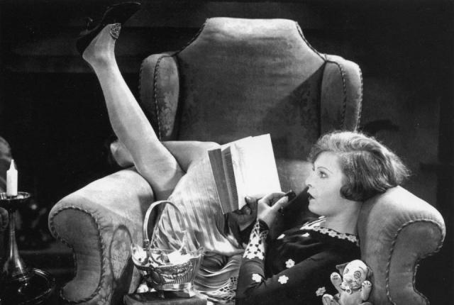 vintage-woman-reading